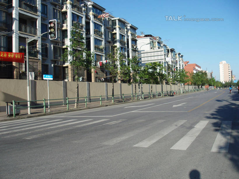 无人,家,横图,室外,白天,仰视,度假,安全,美景,植物,城市风光,城市,道路,路,人行横道,公路,中国,亚洲,阴影,光线,影子,房屋,屋子,景观,公寓,红绿灯,人行道,分界线,停车线,信号灯,交通,娱乐,洋房,楼房,住宅,树,树木,蓝色,绿色,蓝天,天空,阳光,自然,天,享受,休闲,景色,放松,警示,生长,晴朗,成长,车行道,车行道分界线,提示,标线,人行横道线,流通,东亚,车行线,交通信号灯,万里无云,行人信号灯,中华人民共和国,晴空,晴空万里,斑马线,马路,彩图,低角度拍摄,房子,shslj1
