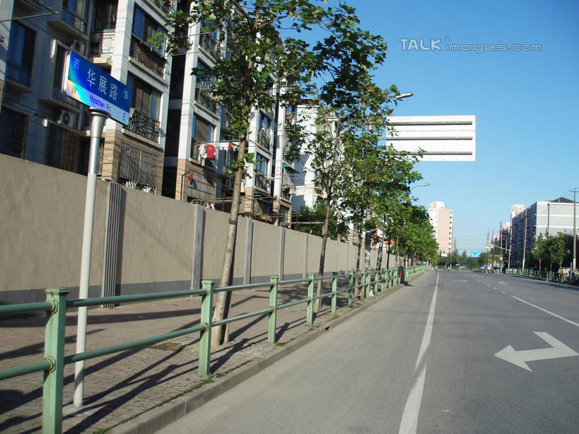 无人,家,横图,室外,白天,仰视,度假,美景,植物,城市风光,城市,道路,路,公路,中国,亚洲,阴影,光线,影子,房屋,屋子,景观,公寓,分界线,停车线,交通,娱乐,洋房,楼房,住宅,树,树木,蓝色,绿色,蓝天,天空,阳光,自然,天,享受,休闲,景色,放松,生长,晴朗,成长,车行道,车行道分界线,标线,东亚,车行线,万里无云,中华人民共和国,晴空,晴空万里,马路,彩图,低角度拍摄,房子,shslj1