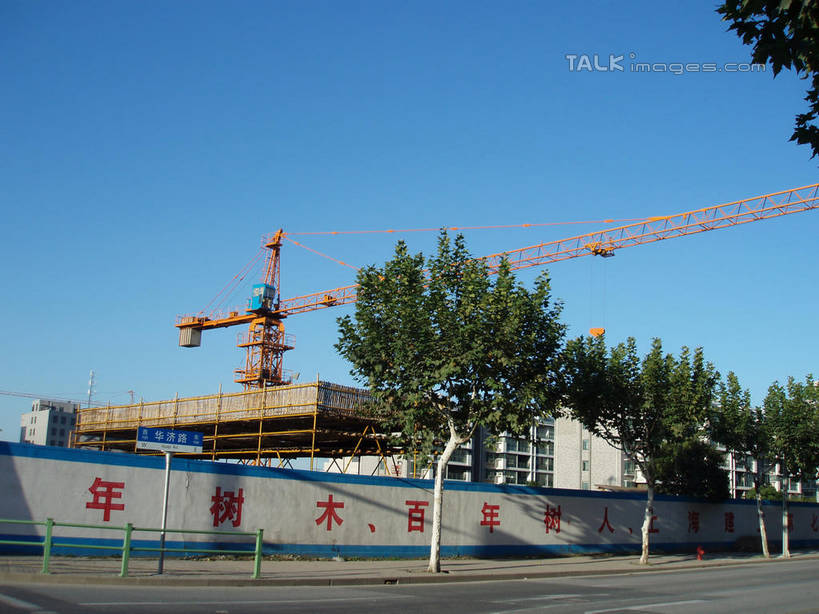 无人,横图,室外,白天,仰视,度假,技术,美景,植物,城市风光,城市,道路,建筑,路,公路,中国,亚洲,阴影,光线,标志,文字,影子,字符,墙,景观,交通,娱乐,设备,标识,墙壁,墙面,吊车,树,树木,施工,蓝色,绿色,蓝天,天空,阳光,自然,建筑工地,交通工具,天,享受,休闲,机械,起重机,汉字,景色,放松,生长,晴朗,成长,工程,中文,载具,东亚,万里无云,中华人民共和国,国文,华文,地盘,建筑地盘,施工地盘,工作车,施工车,汽车吊,晴空,晴空万里,马路,彩图,低角度拍摄,工地,shslj1