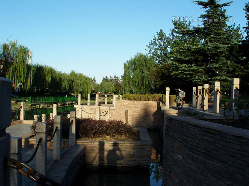 无人,公园,栏杆,横图,室外,白天,正面,旅游,度假,草地,草坪,湖,湖泊,美景,树林,水,植物,上海,中国,亚洲,阴影,波纹,光线,影子,湖面,景观,水流,水面,围栏,涟漪,娱乐,护栏,草,树,树木,蓝色,绿色,倒影,蓝天,水纹,天空,阳光,自然,波浪,湖水,天,享受,休闲,景色,放松,华泾公园,生长,晴朗,成长,申,倒映,自然风光,东亚,徐汇区,上海市,万里无云,中华人民共和国,沪,华东地区,水晕,反照,晴空,晴空万里,彩图,华泾路,shslj1