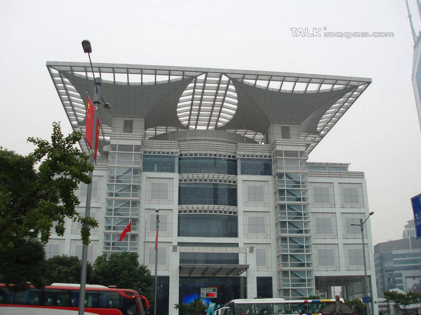 无人,高楼大厦,横图,室外,白天,仰视,旅游,度假,植物,标志建筑,大厦,地标,建筑,路灯,摩天大楼,公共汽车,旗帜,照明,上海,中国,亚洲,灯光,巴士,公交车,娱乐,旗子,建设,车,灯,树,树木,绿色,天空,自然,交通工具,人民广场,天,享受,休闲,旅游胜地,放松,上海城市规划馆,生长,成长,照亮,申,照明设备,载具,黄浦区,东亚,上海城市规划展示馆,上海市,中华人民共和国,沪,华东地区,旌旗,旗号,上海人民广场,彩图,低角度拍摄,大楼,高层建筑,高楼,摩天楼,shslj1