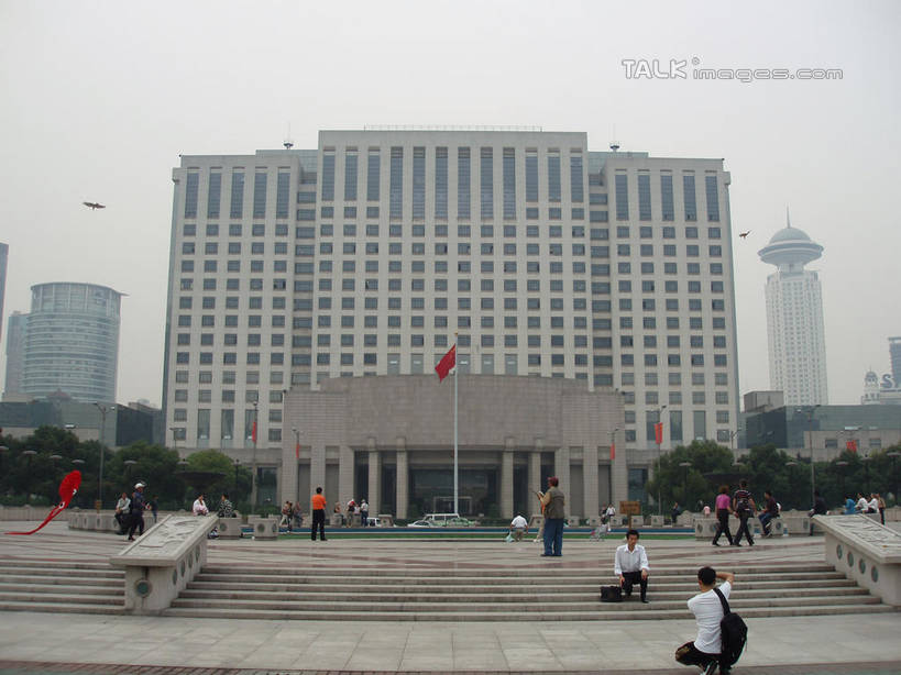 东方人,背部,栏杆,站,走,蹲,横图,室外,白天,正面,旅游,度假,草地,草坪,树林,植物,楼梯,标志建筑,地标,建筑,旗帜,国旗,相机,上海,中国,亚洲,行人,游客,游人,阴影,服装,光线,包,扶手,影子,阶梯,许多人,旅行包,注视,休闲装,黄种人,娱乐,建设,护栏,五星红旗,路人,旅客,台阶,草,树,树木,拍照,衣服,蓝色,绿色,蓝天,天空,阳光,自然,背包,数码相机,天,观察,看,站着,一群人,享受,休闲,休闲服,旅游胜地,放松,摄影,服饰,生长,晴朗,成长,观看,申,察看,关注,黄浦区,中国国旗,东亚,上海市,万里无云,中华人民共和国,沪,华东地区,旅游包,过客,男人,男性,年轻男性,年轻女性,女人,女性,亚洲人,旗,照相机,晴空,晴空万里,步行,蹲着,散步,站立,走路,彩图,全身,照相,红地五星旗,中华人民共和国国旗,上海市人民政府,人民大道,双肩包,shslj1