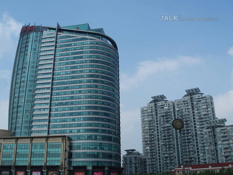 无人,家,高楼大厦,横图,室外,白天,仰视,度假,美景,植物,城市风光,城市,大厦,建筑,摩天大楼,上海,中国,亚洲,阴影,光线,影子,房屋,屋子,景观,云,云朵,公寓,建筑群,云彩,娱乐,建设,洋房,楼房,住宅,树,树木,蓝色,绿色,白云,蓝天,天空,阳光,自然,人民广场,天,享受,休闲,景色,放松,生长,晴朗,成长,申,黄浦区,东亚,上海市,中华人民共和国,沪,华东地区,上海人民广场,晴空,彩图,低角度拍摄,房子,大楼,高层建筑,高楼,摩天楼,shslj1