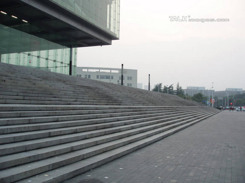 无人,栏杆,横图,室外,白天,正面,旅游,度假,植物,楼梯,标志建筑,道路,地标,建筑,路,上海,中国,亚洲,阴影,光线,扶手,影子,阶梯,墙,小路,交通,娱乐,建设,护栏,墙壁,墙面,台阶,树,树木,蓝色,绿色,蓝天,天空,阳光,自然,天,享受,休闲,世博新闻中心,世博中心,上海世博馆,世博馆,上海世博会,世博,世博会,旅游胜地,放松,生长,晴朗,成长,申,东亚,世博园,上海市,万里无云,中华人民共和国,沪,华东地区,晴空,晴空万里,彩图,shslj1