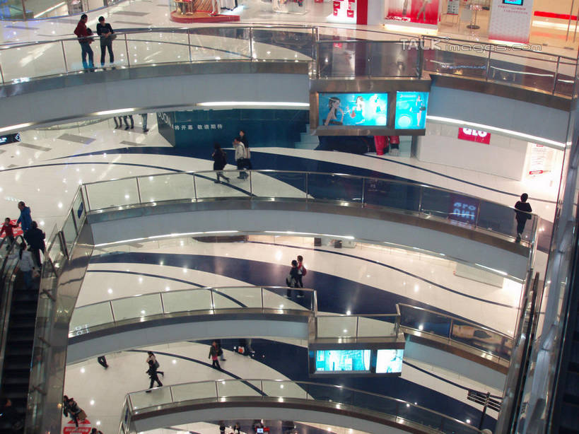 东方人,商店,栏杆,站,走,横图,俯视,室内,白天,购物,度假,消费,美景,城市风光,超市,城市,电梯,商场,上海,中国,亚洲,行人,游客,游人,阴影,服装,光线,影子,电动扶梯,景观,围栏,走道,走廊,过道,灯光,自动扶梯,运输工具,许多人,注视,休闲装,黄种人,娱乐,护栏,路人,旅客,衣服,观察,看,站着,一群人,享受,休闲,休闲服,景色,放松,金融,百货,服饰,观看,申,察看,关注,选购,贸易,百货公司,东亚,上海市,中华人民共和国,沪,华东地区,血拼,过客,男人,男性,年轻男性,年轻女性,女人,女性,亚洲人,步行,散步,站立,走路,半身,彩图,高角度拍摄,购物商场,购物中心,商业中心,扶手电梯,升降设备,运输带,自动行人电梯,电扶梯,shslj1