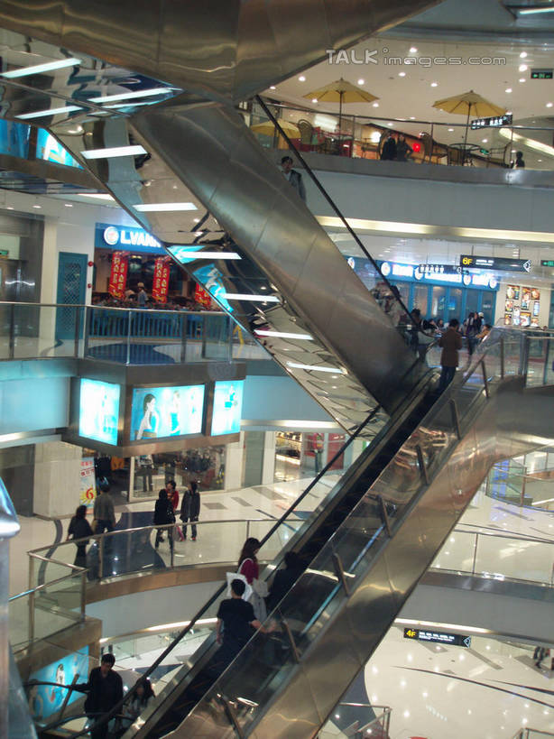 东方人,商店,栏杆,站,走,竖图,室内,白天,正面,购物,度假,消费,美景,城市风光,超市,城市,电梯,商场,上海,中国,亚洲,行人,游客,游人,阴影,服装,光线,影子,电动扶梯,景观,围栏,走道,走廊,过道,灯光,自动扶梯,运输工具,许多人,注视,休闲装,黄种人,娱乐,护栏,路人,旅客,衣服,观察,看,站着,一群人,享受,休闲,休闲服,景色,放松,金融,百货,服饰,观看,申,察看,关注,选购,贸易,百货公司,东亚,上海市,中华人民共和国,沪,华东地区,血拼,过客,男人,男性,年轻男性,年轻女性,女人,女性,亚洲人,步行,散步,站立,走路,半身,彩图,购物商场,购物中心,商业中心,扶手电梯,升降设备,运输带,自动行人电梯,电扶梯,shslj1