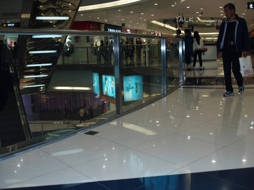 东方人,商店,站,走,横图,室内,白天,正面,购物,度假,消费,美景,城市风光,超市,城市,电梯,商场,照明,上海,中国,亚洲,行人,游客,游人,阴影,服装,光线,瓷砖,地砖,影子,电动扶梯,景观,走道,走廊,过道,灯光,地面,自动扶梯,运输工具,许多人,注视,休闲装,黄种人,娱乐,顶灯,路人,旅客,灯,衣服,灯具,观察,看,站着,一群人,享受,休闲,休闲服,景色,放松,金融,百货,服饰,观看,照亮,申,察看,照明设备,关注,选购,贸易,百货公司,东亚,上海市,中华人民共和国,沪,华东地区,血拼,过客,男人,男性,年轻男性,年轻女性,女人,女性,亚洲人,步行,散步,站立,走路,半身,彩图,购物商场,购物中心,商业中心,扶手电梯,升降设备,运输带,自动行人电梯,电扶梯,shslj1