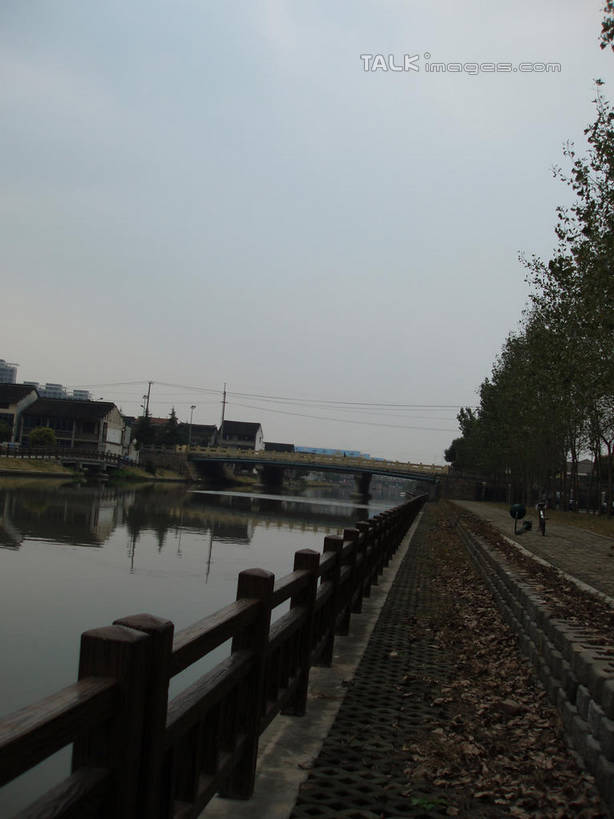 无人,家,栏杆,竖图,室外,白天,正面,度假,草地,草坪,湖,湖泊,美景,树林,水,植物,城市风光,城市,道路,路,阴影,光线,影子,房屋,屋子,湖面,景观,水流,水面,公寓,围栏,小路,交通,娱乐,洋房,护栏,楼房,住宅,草,树,树木,蓝色,绿色,倒影,蓝天,天空,阳光,自然,湖水,天,享受,休闲,景色,放松,生长,晴朗,成长,倒映,万里无云,反照,晴空,晴空万里,彩图,房子,shslj1