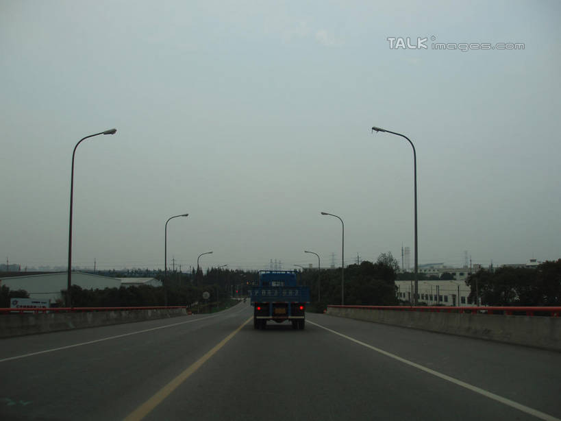 无人,横图,室外,白天,正面,度假,美景,植物,城市风光,城市,道路,卡车,路,路灯,公路,汽车,照明,景观,灯光,分界线,停车线,交通,娱乐,车,灯,树,树木,绿色,天空,自然,交通工具,天,享受,休闲,景色,放松,生长,成长,车行道,车行道分界线,照亮,照明设备,载具,标线,车行线,马路,彩图,shslj1