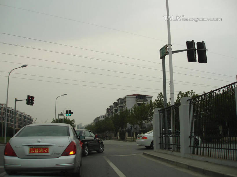 无人,横图,室外,白天,正面,度假,安全,美景,植物,城市风光,城市,道路,路,路灯,公路,汽车,照明,电力,电线,电线杆,线,景观,云,云朵,红绿灯,灯光,电能,信号灯,交通,线路,云彩,娱乐,车,灯,树,树木,蓝色,绿色,白云,蓝天,天空,自然,灯具,交通工具,轿车,天,享受,休闲,景色,放松,警示,生长,晴朗,成长,电,车灯,尾灯,电源,照亮,提醒,照明设备,提示,载具,能量,流通,交通信号灯,行人信号灯,晴空,马路,彩图,shslj1