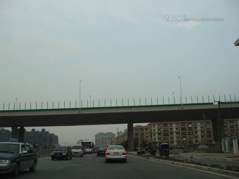 无人,家,栏杆,横图,室外,白天,正面,度假,美景,城市风光,城市,道路,路,公路,汽车,阴影,光线,影子,房屋,屋子,景观,高架,公寓,围栏,分界线,停车线,交通,娱乐,洋房,护栏,楼房,住宅,车,蓝色,蓝天,天空,阳光,交通工具,轿车,天,驾驶,行驶,享受,休闲,景色,放松,晴朗,车行道,车行道分界线,操纵,控制,载具,标线,高架桥,操控,车行线,高架道路,跨线桥,万里无云,把持,晴空,晴空万里,彩图,房子,shslj1