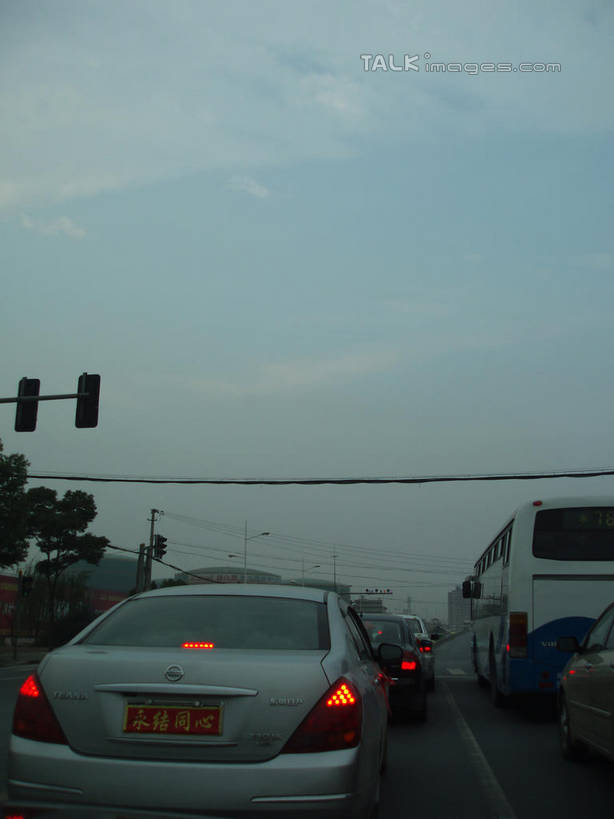 无人,竖图,室外,白天,仰视,度假,安全,美景,植物,城市风光,城市,道路,路,公路,公共汽车,汽车,照明,景观,云,云朵,红绿灯,灯光,巴士,信号灯,公交车,交通,云彩,娱乐,车,灯,树,树木,蓝色,绿色,白云,蓝天,天空,自然,灯具,交通工具,轿车,天,享受,休闲,景色,放松,警示,生长,晴朗,成长,车灯,尾灯,照亮,提醒,照明设备,提示,载具,流通,交通信号灯,行人信号灯,晴空,马路,彩图,低角度拍摄,shslj1