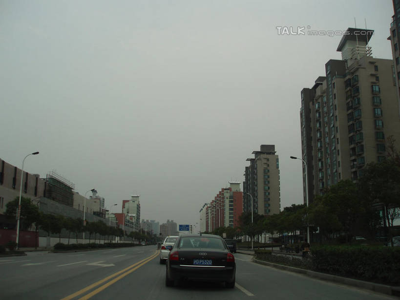 无人,家,栏杆,横图,室外,白天,仰视,度假,美景,植物,城市风光,城市,道路,路,路灯,公路,汽车,照明,房屋,屋子,景观,公寓,围栏,灯光,分界线,停车线,交通,娱乐,洋房,护栏,楼房,住宅,车,灯,树,树木,绿色,天空,自然,交通工具,轿车,天,享受,休闲,景色,放松,生长,成长,车行道,车行道分界线,照亮,照明设备,载具,标线,车行线,马路,彩图,低角度拍摄,房子,shslj1