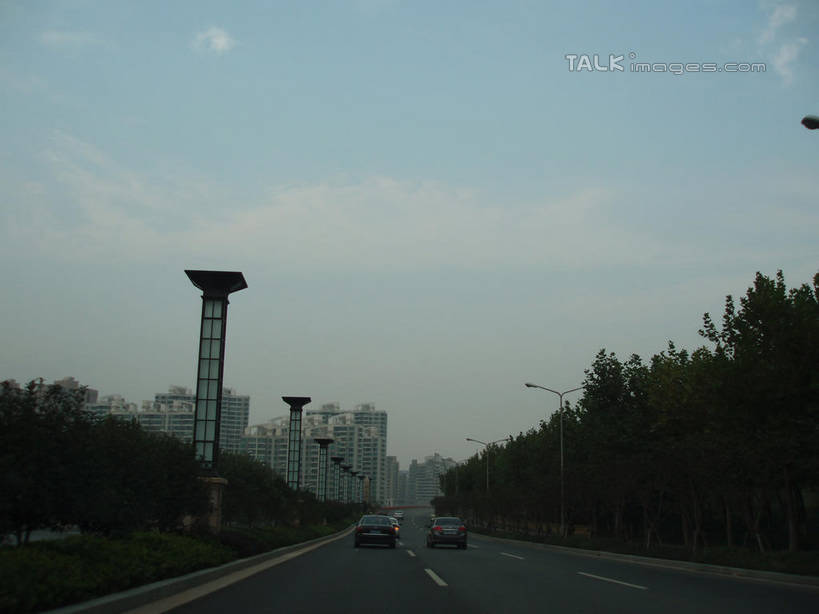 无人,家,横图,室外,白天,正面,度假,美景,植物,城市风光,城市,道路,路,路灯,公路,汽车,照明,阴影,光线,影子,房屋,屋子,景观,云,云朵,公寓,灯光,分界线,停车线,交通,云彩,娱乐,洋房,楼房,住宅,车,灯,树,树木,蓝色,绿色,白云,蓝天,天空,阳光,自然,交通工具,轿车,天,享受,休闲,景色,放松,生长,晴朗,成长,车行道,车行道分界线,照亮,照明设备,载具,标线,车行线,晴空,马路,彩图,房子,shslj1