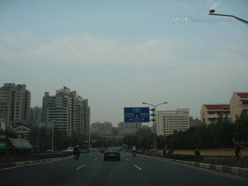 无人,家,栏杆,横图,室外,白天,正面,度假,美景,城市风光,城市,道路,路,公路,汽车,阴影,光线,影子,房屋,屋子,景观,云,云朵,公寓,围栏,分界线,停车线,交通,云彩,娱乐,洋房,护栏,楼房,住宅,车,蓝色,白云,蓝天,天空,阳光,交通工具,轿车,天,享受,休闲,景色,放松,晴朗,车行道,车行道分界线,载具,标线,车行线,晴空,马路,彩图,房子,shslj1