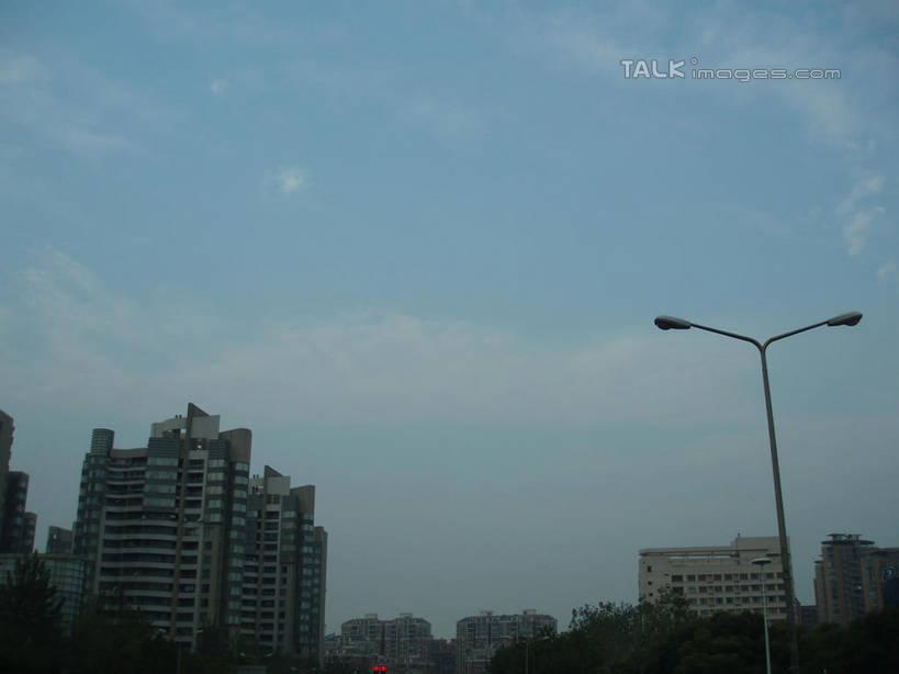 无人,家,横图,室外,白天,仰视,度假,美景,植物,城市风光,城市,路灯,照明,阴影,光线,影子,房屋,屋子,景观,云,云朵,公寓,灯光,云彩,娱乐,洋房,楼房,住宅,灯,树,树木,蓝色,绿色,白云,蓝天,天空,阳光,自然,天,享受,休闲,景色,放松,生长,晴朗,成长,照亮,照明设备,晴空,彩图,低角度拍摄,房子,shslj1