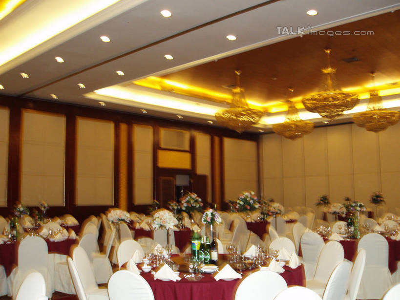 无人,横图,室内,白天,正面,婚礼,快乐,餐桌,桌子,酒店,照明,阴影,庆祝,装饰,盛开,光线,影子,灯光,结婚,花蕾,吊灯,顶灯,玻璃制品,灯,酒瓶,花,花瓣,花朵,鲜花,玻璃瓶,餐巾,瓶子,灯具,花苞,花蕊,喜庆,餐台,纪念,华丽,修饰,照亮,点缀,照明设备,衬托,美观,雅致,雅观,保洁方巾,口布,彩图,高兴,旅店,shslj1