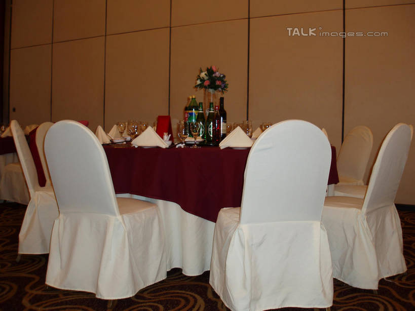 无人,横图,室内,白天,正面,婚礼,快乐,餐桌,桌子,酒店,阴影,庆祝,装饰,盛开,光线,影子,灯光,结婚,花蕾,玻璃制品,酒瓶,花,花瓣,花朵,鲜花,玻璃瓶,餐巾,瓶子,花苞,花蕊,喜庆,餐台,纪念,华丽,修饰,点缀,衬托,美观,雅致,雅观,保洁方巾,口布,彩图,高兴,旅店,shslj1