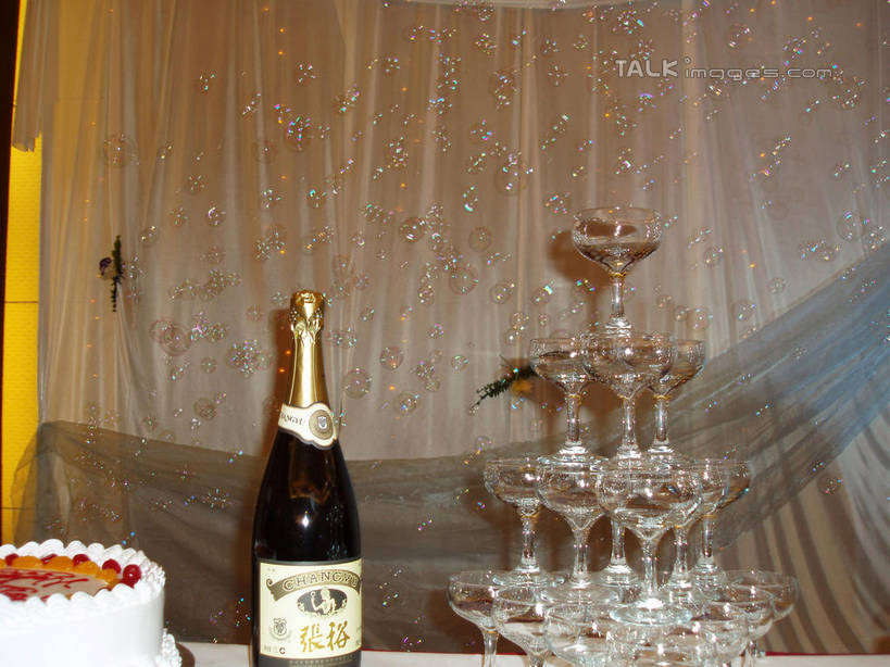 点心,葡萄酒,无人,横图,室内,白天,正面,婚礼,奢侈,快乐,餐桌,桌子,酒店,杯子,阴影,庆祝,装饰,反射,高脚杯,影子,食品,婚礼蛋糕,结婚,浪漫,玻璃制品,酒,酒瓶,食物,糕点,饮料,玻璃瓶,酒杯,瓶子,香槟,喜庆,诱惑,帷幕,餐台,纪念,华丽,修饰,点缀,帷幔,幕布,幕帘,香槟杯,衬托,美观,雅致,雅观,气泡酒,起泡酒,汽酒,帷幔布,玻璃杯,彩图,高兴,欢笑,旅店,蛋糕,结婚蛋糕,shslj1