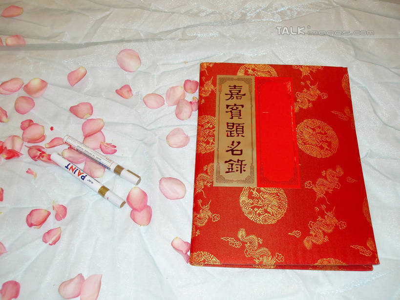 无人,横图,俯视,室内,特写,白天,爱情,婚礼,快乐,幸福,纯洁,热情,玫瑰,阴影,庆祝,反射,标志,布料,文字,影子,字符,玫瑰花,记事本,结婚,浪漫,花蕾,布纹,标识,桌布,花,花瓣,花朵,鲜花,粉色,白色,本子,餐巾,台布,花苞,花蕊,温暖,温馨,喜庆,汉字,恩爱,签到本,签到簿,纪念,和睦,中文,感动,粉玫瑰,尊敬,国文,华文,天真,刺玫花,徘徊花,餐桌布,彩图,高角度拍摄,高兴,融洽,shslj1