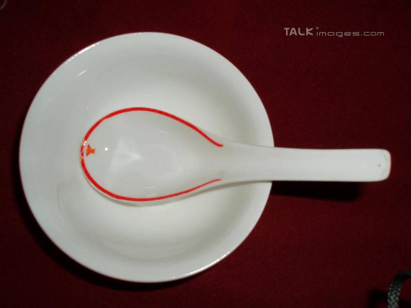 无人,横图,俯视,室内,特写,白天,静物,一把,阴影,反射,布料,影子,勺子,陶瓷,陶瓷制品,布纹,桌布,红色,餐巾,容器,调羹,台布,汤匙,碗,储藏,储存,餐桌布,彩图,高角度拍摄,贮存,shslj1