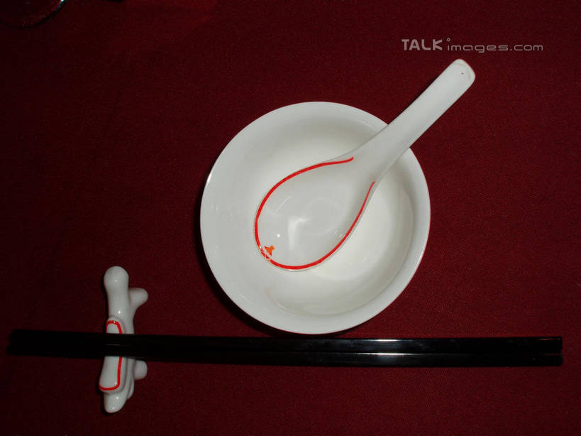 无人,横图,俯视,室内,特写,白天,筷子,静物,餐具,一把,一双,阴影,反射,布料,影子,勺子,陶瓷,筷架,陶瓷制品,布纹,筷枕,文化,传统,桌布,红色,餐巾,容器,调羹,台布,汤匙,碗,储藏,礼节,筷子架,储存,礼仪,进餐用具,餐桌布,彩图,高角度拍摄,贮存,shslj1