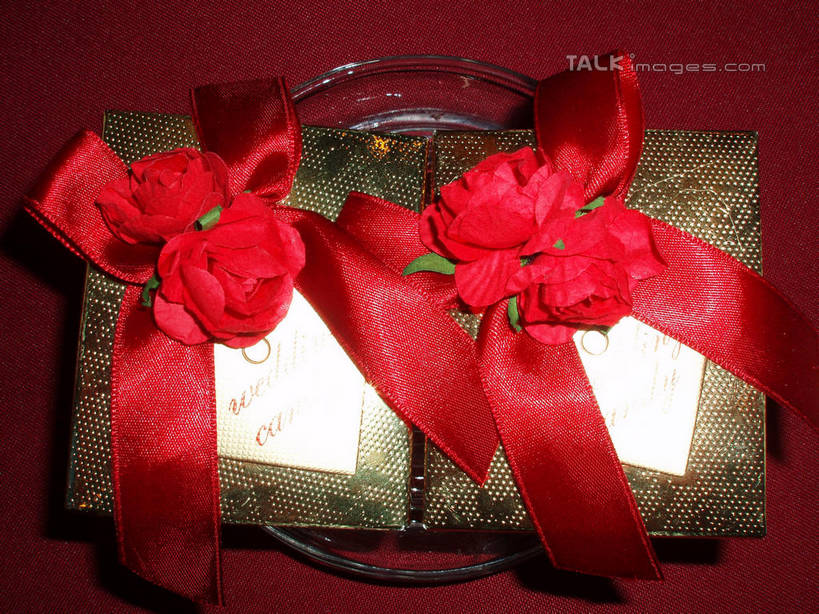 无人,横图,俯视,室内,特写,白天,婚礼,快乐,静物,餐具,礼盒,礼物,阴影,庆祝,反射,英文,标志,布料,碟子,盘,丝绸,丝带,文字,影子,纸盒,字符,字母,缎带,贺卡,结婚,祝福,布纹,文化,标识,绸带,盒子,桌布,两个,一个,红色,包装盒,盘子,餐巾,卡片,礼品盒,碟,台布,喜庆,礼品,单个,纪念,英文字母,礼仪,祝愿,餐桌布,彩图,高角度拍摄,高兴,shslj1