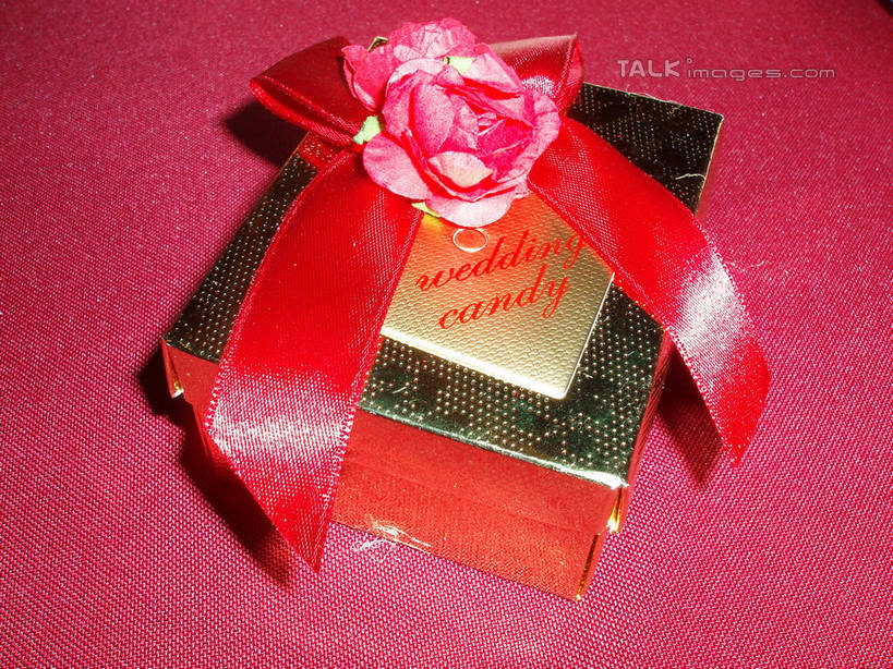 无人,横图,俯视,室内,特写,白天,婚礼,快乐,静物,礼盒,礼物,阴影,庆祝,反射,英文,标志,布料,丝绸,丝带,文字,影子,纸盒,字符,字母,缎带,贺卡,结婚,祝福,布纹,文化,标识,绸带,盒子,桌布,一个,红色,包装盒,餐巾,卡片,礼品盒,台布,喜庆,礼品,单个,纪念,英文字母,礼仪,祝愿,餐桌布,彩图,高角度拍摄,高兴,shslj1