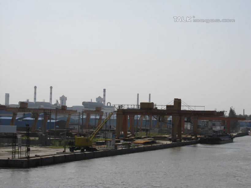 无人,工厂,码头,横图,室外,白天,正面,技术,河流,水,港口,建筑,阴影,波纹,光线,影子,河水,水流,涟漪,设备,吊车,施工,蓝色,蓝天,水纹,天空,阳光,交通工具,波浪,天,机械,起重机,晴朗,工程,载具,万里无云,水晕,工作车,施工车,汽车吊,晴空,晴空万里,彩图,摆渡口,埠头,渡口,渡头,港湾,工地,海港,货运码头,口岸,商港,制造厂,shslj1