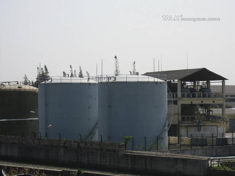 无人,工厂,栏杆,横图,室外,白天,正面,技术,楼梯,建筑,阴影,光线,影子,阶梯,围栏,设备,护栏,台阶,吊车,施工,蓝色,蓝天,天空,阳光,交通工具,天,机械,起重机,晴朗,工程,载具,万里无云,工作车,施工车,汽车吊,晴空,晴空万里,彩图,工地,制造厂,shslj1