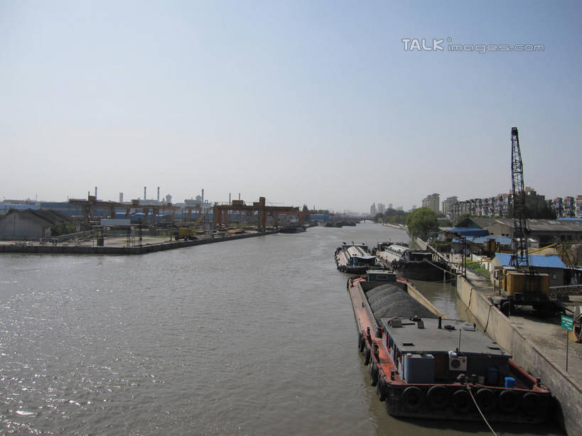 无人,码头,横图,室外,白天,正面,河流,水,港口,船,停靠,阴影,波纹,光线,影子,河水,水流,涟漪,蓝色,蓝天,水纹,天空,阳光,交通工具,波浪,天,晴朗,停泊,载具,货船,万里无云,水晕,晴空,晴空万里,彩图,摆渡口,埠头,渡口,渡头,港湾,海港,货运码头,口岸,商港,商船,shslj1