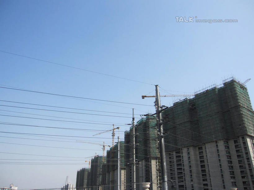 无人,家,横图,室外,白天,仰视,技术,建筑,阴影,电力,光线,电线,电线杆,线,影子,房屋,屋子,公寓,电能,线路,设备,洋房,楼房,住宅,吊车,施工,蓝色,蓝天,天空,阳光,建筑工地,交通工具,天,机械,起重机,晴朗,电,电源,工程,载具,能量,万里无云,地盘,建筑地盘,施工地盘,工作车,施工车,汽车吊,晴空,晴空万里,彩图,低角度拍摄,房子,工地,shslj1