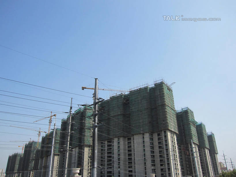 无人,家,横图,室外,白天,仰视,技术,建筑,阴影,电力,光线,电线,电线杆,线,影子,房屋,屋子,公寓,电能,线路,设备,洋房,楼房,住宅,吊车,施工,蓝色,蓝天,天空,阳光,建筑工地,交通工具,天,机械,起重机,晴朗,电,电源,工程,载具,能量,万里无云,地盘,建筑地盘,施工地盘,工作车,施工车,汽车吊,晴空,晴空万里,彩图,低角度拍摄,房子,工地,shslj1