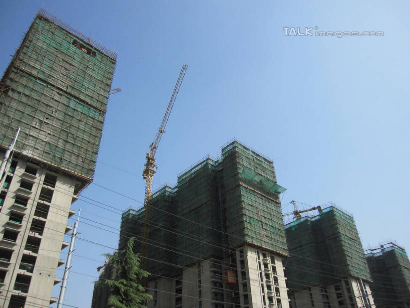 无人,横图,室外,白天,仰视,技术,植物,建筑,阴影,光线,影子,支架,设备,架子,脚手架,吊车,树,树木,施工,蓝色,绿色,蓝天,天空,阳光,自然,建筑工地,交通工具,天,机械,起重机,生长,晴朗,成长,支撑,固定,工程,载具,万里无云,地盘,建筑地盘,施工地盘,工作车,施工车,汽车吊,晴空,晴空万里,彩图,低角度拍摄,工地,稳固,shslj1