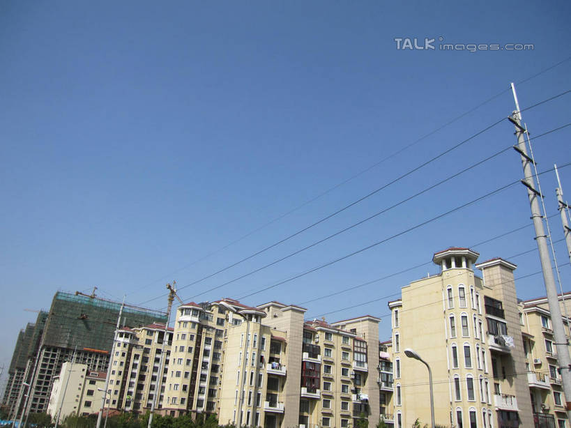 无人,家,横图,室外,白天,仰视,旅游,度假,美景,城市风光,城市,建筑,路灯,照明,阴影,电力,光线,电线,电线杆,线,影子,支架,房屋,屋子,景观,公寓,建筑群,灯光,电能,线路,娱乐,建设,洋房,楼房,架子,脚手架,住宅,灯,施工,蓝色,蓝天,天空,阳光,天,享受,休闲,景色,放松,晴朗,电,支撑,电源,照亮,固定,照明设备,能量,万里无云,晴空,晴空万里,彩图,低角度拍摄,房子,稳固,shslj1