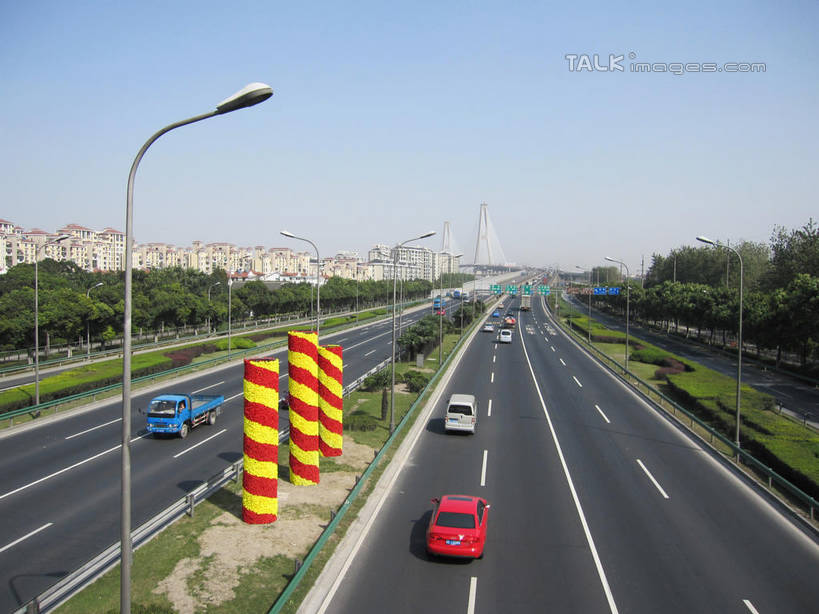 无人,家,栏杆,横图,室外,白天,正面,旅游,度假,草地,草坪,美景,树林,植物,城市风光,城市,道路,建筑,卡车,路,路灯,公路,汽车,照明,阴影,光线,影子,房屋,屋子,景观,公寓,建筑群,围栏,灯光,分界线,停车线,交通,娱乐,建设,洋房,护栏,楼房,住宅,车,灯,草,树,树木,蓝色,绿色,蓝天,天空,阳光,自然,交通工具,轿车,天,驾驶,行驶,享受,休闲,景色,放松,生长,晴朗,成长,车行道,车行道分界线,操纵,照亮,控制,照明设备,载具,标线,操控,车行线,万里无云,把持,晴空,晴空万里,马路,彩图,房子,shslj1