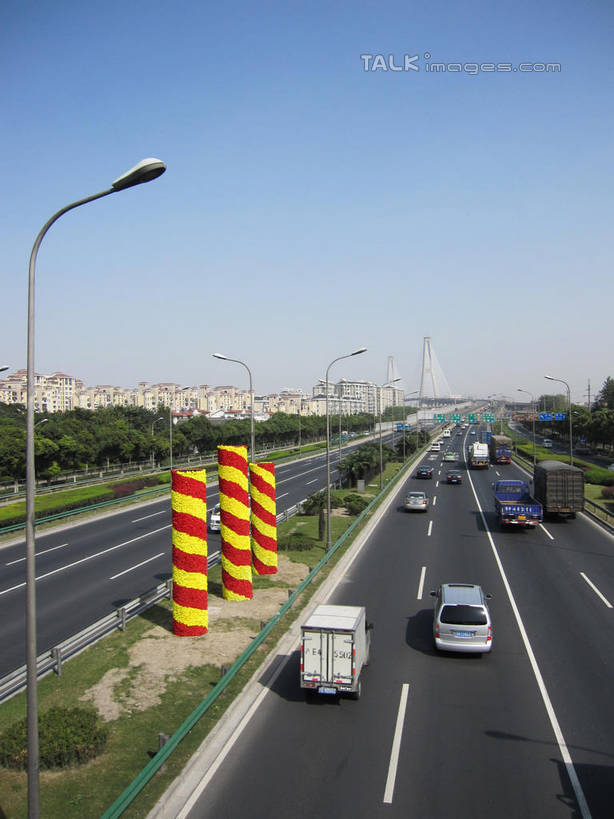 无人,家,栏杆,竖图,室外,白天,正面,旅游,度假,草地,草坪,美景,树林,植物,城市风光,城市,道路,建筑,卡车,路,路灯,公路,汽车,照明,阴影,光线,影子,房屋,屋子,景观,公寓,建筑群,围栏,灯光,分界线,停车线,交通,娱乐,建设,洋房,护栏,楼房,住宅,车,灯,草,树,树木,蓝色,绿色,蓝天,天空,阳光,自然,交通工具,轿车,天,驾驶,行驶,享受,休闲,景色,放松,生长,晴朗,成长,车行道,车行道分界线,操纵,照亮,控制,照明设备,载具,标线,操控,车行线,万里无云,把持,晴空,晴空万里,马路,彩图,房子,shslj1