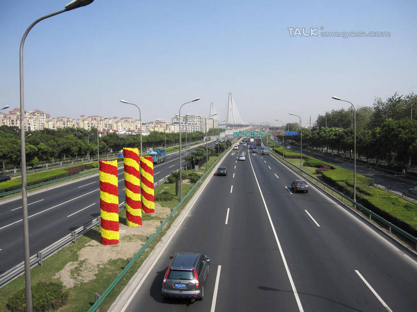 无人,家,栏杆,横图,室外,白天,正面,旅游,度假,草地,草坪,美景,树林,植物,城市风光,城市,道路,建筑,卡车,路,路灯,公路,汽车,照明,阴影,光线,影子,房屋,屋子,景观,公寓,建筑群,围栏,灯光,分界线,停车线,交通,娱乐,建设,洋房,护栏,楼房,住宅,车,灯,草,树,树木,蓝色,绿色,蓝天,天空,阳光,自然,交通工具,轿车,天,驾驶,行驶,享受,休闲,景色,放松,生长,晴朗,成长,车行道,车行道分界线,操纵,照亮,控制,照明设备,载具,标线,操控,车行线,万里无云,把持,晴空,晴空万里,马路,彩图,房子,shslj1