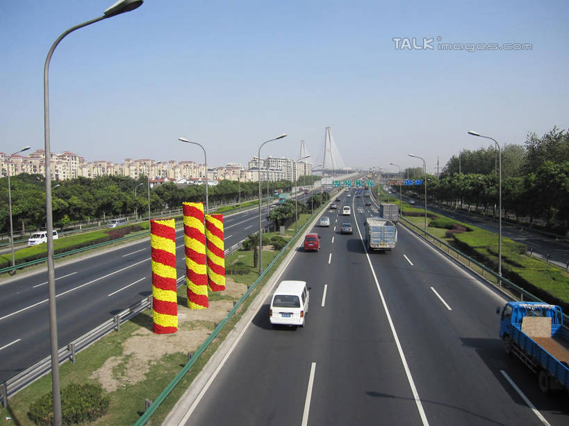 无人,家,栏杆,横图,室外,白天,正面,旅游,度假,草地,草坪,美景,树林,植物,城市风光,城市,道路,建筑,卡车,路,路灯,公路,汽车,照明,阴影,光线,影子,房屋,屋子,景观,公寓,建筑群,围栏,灯光,分界线,停车线,交通,娱乐,建设,洋房,护栏,楼房,住宅,车,灯,草,树,树木,蓝色,绿色,蓝天,天空,阳光,自然,交通工具,轿车,天,驾驶,行驶,享受,休闲,景色,放松,生长,晴朗,成长,车行道,车行道分界线,操纵,照亮,控制,照明设备,载具,标线,操控,车行线,万里无云,把持,晴空,晴空万里,马路,彩图,房子,shslj1