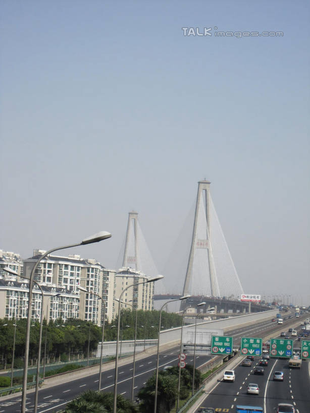 无人,家,竖图,室外,白天,正面,旅游,度假,标志建筑,大桥,道路,地标,建筑,立交桥,路,路灯,桥梁,公路,汽车,照明,上海,中国,亚洲,阴影,光线,影子,房屋,屋子,高架,公寓,斜拉桥,桥,灯光,分界线,停车线,交通,娱乐,建设,洋房,楼房,住宅,车,灯,蓝色,蓝天,天空,阳光,交通工具,轿车,天,享受,休闲,旅游胜地,放松,杨浦大桥,晴朗,车行道,车行道分界线,照亮,申,照明设备,载具,标线,杨浦区,东亚,车行线,上海市,万里无云,中华人民共和国,沪,华东地区,晴空,晴空万里,马路,彩图,房子,宁国路,shslj1