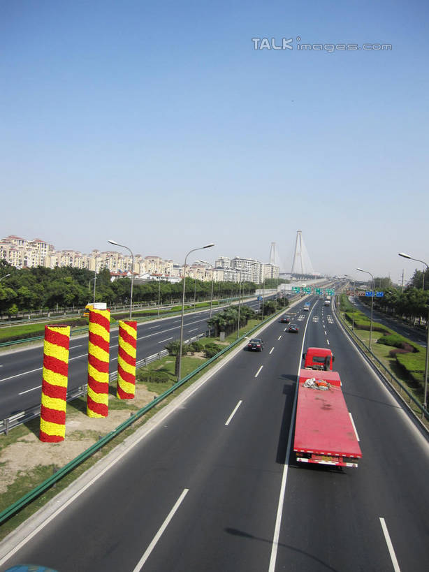 无人,家,栏杆,竖图,室外,白天,正面,旅游,度假,草地,草坪,美景,树林,植物,城市风光,城市,道路,建筑,卡车,路,路灯,公路,汽车,照明,阴影,光线,影子,房屋,屋子,景观,公寓,建筑群,围栏,灯光,分界线,停车线,交通,娱乐,建设,洋房,护栏,楼房,住宅,车,灯,草,树,树木,蓝色,绿色,蓝天,天空,阳光,自然,交通工具,轿车,天,驾驶,行驶,享受,休闲,景色,放松,生长,晴朗,成长,车行道,车行道分界线,操纵,照亮,控制,照明设备,载具,标线,操控,车行线,万里无云,把持,晴空,晴空万里,马路,彩图,房子,shslj1