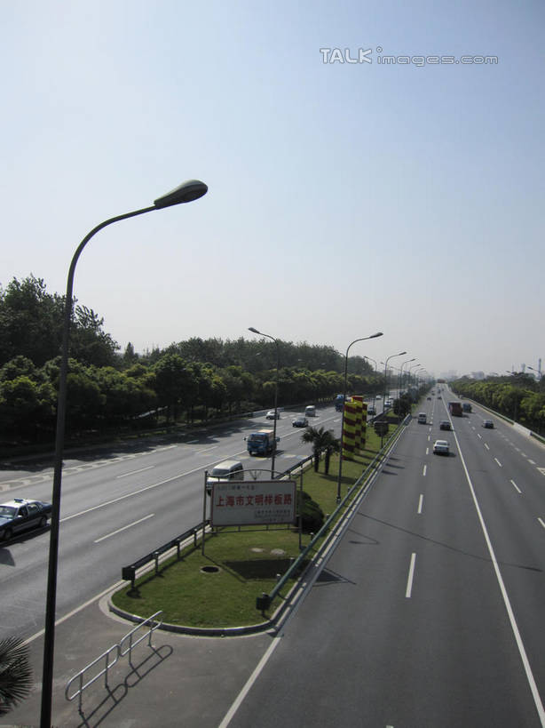 无人,竖图,室外,白天,正面,度假,草地,草坪,美景,树林,植物,城市风光,城市,道路,卡车,路,路灯,公路,汽车,照明,阴影,光线,影子,景观,灯光,分界线,停车线,交通,娱乐,车,灯,草,树,树木,蓝色,绿色,蓝天,天空,阳光,自然,交通工具,轿车,天,驾驶,行驶,享受,休闲,景色,放松,生长,晴朗,成长,车行道,车行道分界线,操纵,照亮,控制,照明设备,载具,标线,操控,车行线,万里无云,把持,晴空,晴空万里,马路,彩图,shslj1