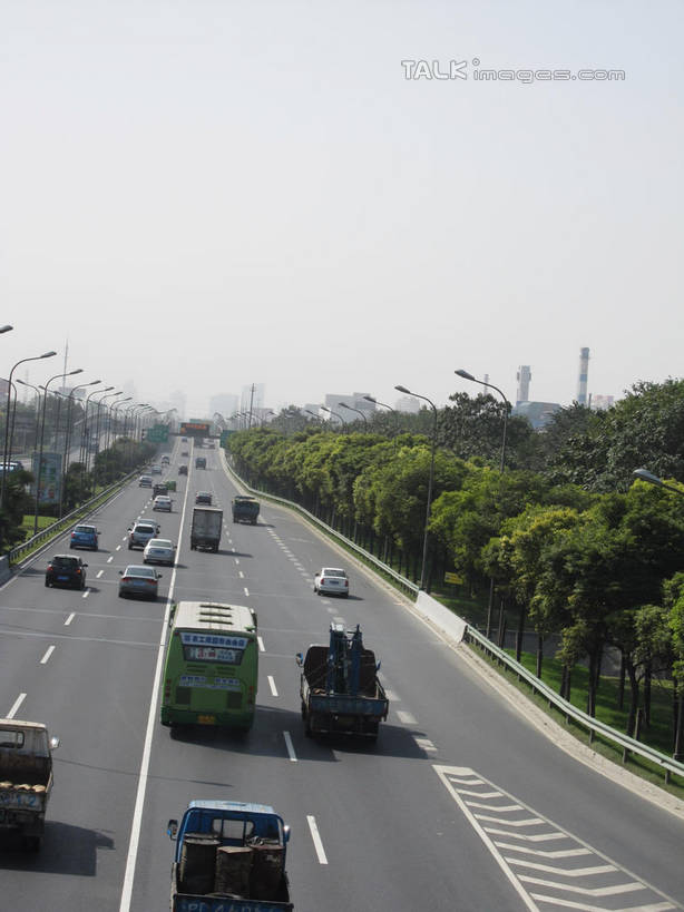 无人,竖图,室外,白天,正面,度假,草地,草坪,美景,树林,植物,城市风光,城市,道路,卡车,路,路灯,公路,汽车,照明,阴影,光线,影子,景观,灯光,分界线,停车线,交通,娱乐,车,灯,草,树,树木,蓝色,绿色,蓝天,天空,阳光,自然,交通工具,轿车,天,驾驶,行驶,享受,休闲,景色,放松,生长,晴朗,成长,车行道,车行道分界线,操纵,照亮,控制,照明设备,载具,标线,操控,车行线,万里无云,把持,晴空,晴空万里,马路,彩图,shslj1