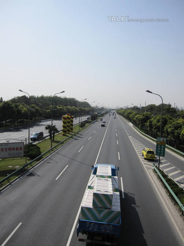 无人,竖图,室外,白天,正面,度假,草地,草坪,美景,树林,植物,城市风光,城市,道路,卡车,路,路灯,公路,汽车,照明,阴影,光线,影子,景观,灯光,分界线,停车线,交通,娱乐,车,灯,草,树,树木,蓝色,绿色,蓝天,天空,阳光,自然,交通工具,轿车,天,驾驶,行驶,享受,休闲,景色,放松,生长,晴朗,成长,车行道,车行道分界线,操纵,照亮,控制,照明设备,载具,标线,操控,车行线,万里无云,把持,晴空,晴空万里,马路,彩图,shslj1