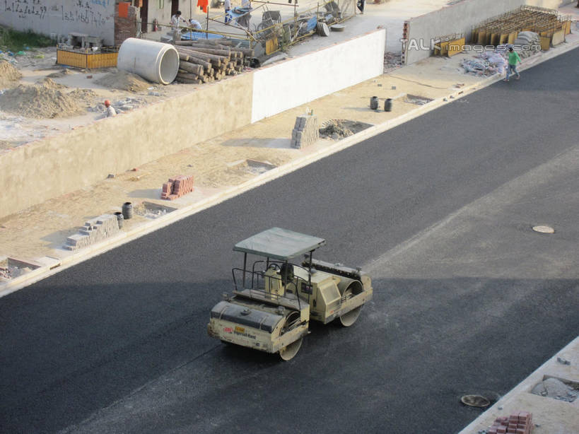 无人,横图,室外,白天,正面,技术,草地,草坪,植物,道路,建筑,路,公路,阴影,光线,钢材,材料,钢丝,管子,影子,柏油马路,交通,管道,车,草,施工,绿色,阳光,建筑工地,交通工具,机械,钢筋,工程车,压路机,柏油路,工程,载具,钢条,水泥管,地盘,建筑地盘,施工地盘,交通运输,工作车,施工车,马路,彩图,工地,shslj1