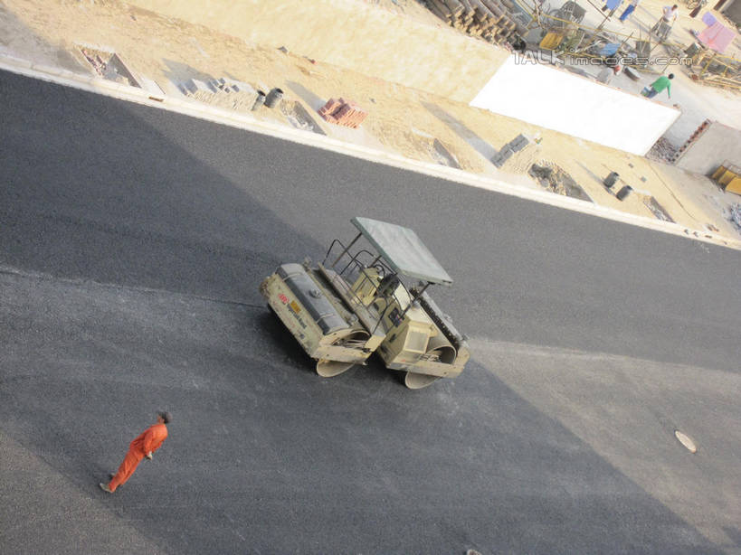 东方人,一个人,建筑工人,站,横图,俯视,室外,白天,工作服,制服,技术,草地,草坪,植物,道路,建筑,路,公路,亚洲,仅一个男性,仅一个人,仅一个中年男性,阴影,光线,钢材,材料,钢丝,管子,影子,柏油马路,交通,注视,黄种人,管道,车,草,施工,工人,绿色,阳光,建筑工地,交通工具,观察,看,站着,机械,钢筋,工程车,压路机,观看,柏油路,工程,察看,关注,载具,钢条,水泥管,地盘,建筑地盘,施工地盘,交通运输,工作制服,工作车,施工车,男人,男性,中年男性,亚洲人,员工,马路,建筑工,站立,彩图,高角度拍摄,全身,工作套服,工地,匠人,劳动者,体力工,shslj1