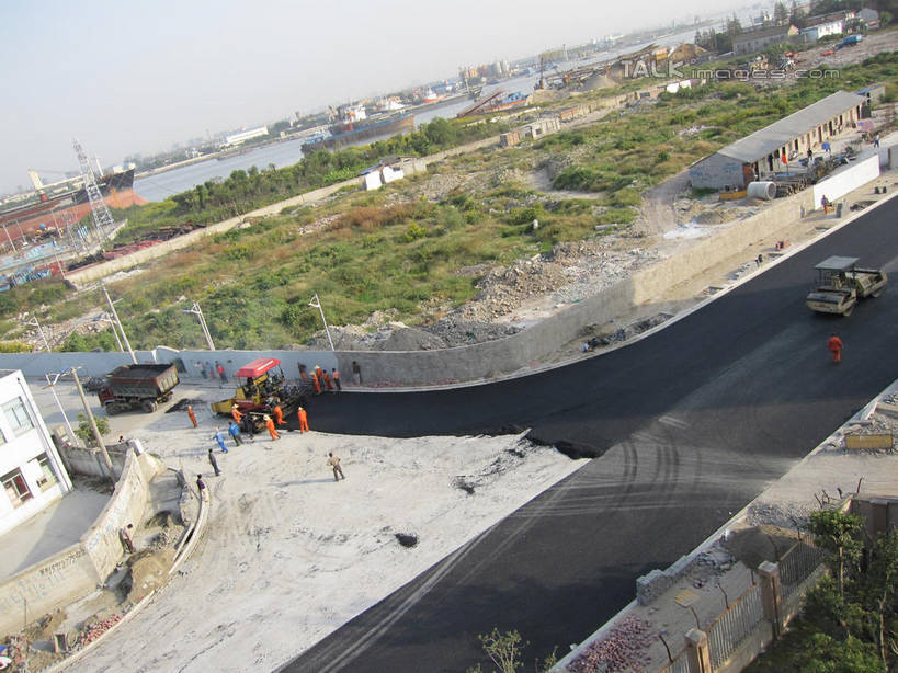 西方人,伙伴,朋友,建筑工人,站,横图,室外,白天,正面,工作服,制服,友谊,合作,团队,技术,草地,草坪,植物,道路,建筑,路,公路,欧洲,欧洲人,阴影,光线,影子,柏油马路,交通,许多人,注视,车,草,施工,工人,蓝色,绿色,蓝天,天空,阳光,建筑工地,交通工具,天,观察,看,站着,一群人,机械,工程车,战略,压路机,晴朗,观看,柏油路,工程,察看,关注,载具,万里无云,联合,合谋,地盘,建筑地盘,施工地盘,交通运输,工作制服,工作车,施工车,配合,协作,男人,男性,中年男性,白种人,员工,晴空,晴空万里,马路,建筑工,站立,彩图,全身,工作套服,工地,匠人,劳动者,体力工,shslj1