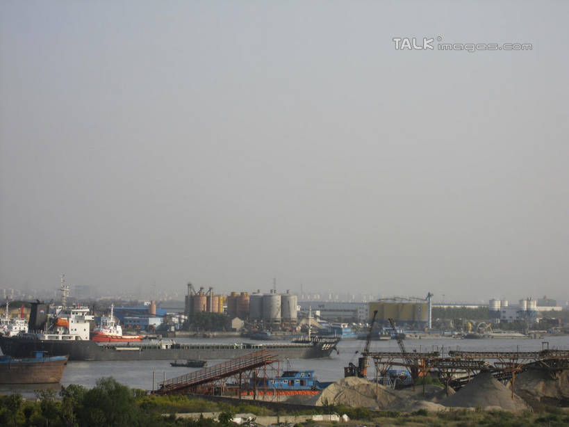 无人,家,横图,室外,白天,正面,旅游,度假,技术,河流,美景,树林,水,植物,城市风光,城市,建筑,船,阴影,光线,影子,房屋,屋子,河水,景观,水流,公寓,建筑群,娱乐,设备,建设,洋房,楼房,住宅,吊车,树,树木,施工,蓝色,绿色,蓝天,天空,阳光,自然,交通工具,天,享受,休闲,机械,起重机,景色,放松,生长,晴朗,成长,工程,载具,货船,万里无云,工作车,施工车,汽车吊,晴空,晴空万里,彩图,房子,商船,shslj1