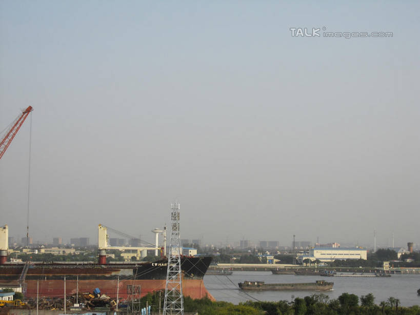 无人,家,横图,室外,白天,正面,度假,技术,河流,美景,水,植物,城市风光,城市,建筑,船,阴影,电力,光线,钢材,电缆,电线,影子,支架,房屋,屋子,河水,景观,水流,公寓,娱乐,设备,电塔,洋房,楼房,住宅,吊车,树,树木,施工,蓝色,绿色,蓝天,天空,阳光,自然,交通工具,天,享受,休闲,机械,起重机,景色,放松,生长,能源,晴朗,成长,支撑,资源,工程,载具,供电设备,货船,高压电塔,高压输电线,万里无云,高压电线塔,高压塔,工作车,施工车,汽车吊,晴空,晴空万里,彩图,房子,商船,shslj1