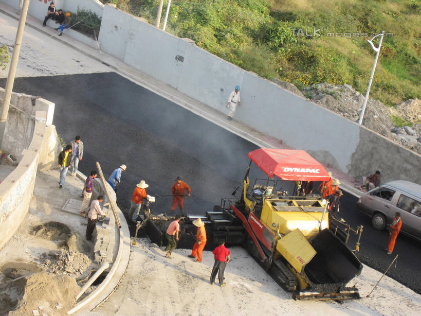 东方人,同事,建筑工人,站,走,横图,俯视,室外,白天,工作服,制服,成功,合作,团队,集体,信心,技术,草地,草坪,植物,雾,道路,建筑,路,公路,帽子,亚洲,阴影,沸腾,光线,蒸汽,头盔,影子,柏油马路,交通,水蒸气,许多人,注视,黄种人,队伍,车,草,施工,工人,绿色,阳光,安全帽,交通工具,观察,看,站着,一群人,机械,工程车,压路机,观看,柏油路,工程,察看,领导,成就,关注,载具,合伙,领袖,蒸发,交通运输,工作制服,工作车,施工车,男人,男性,中年男性,亚洲人,员工,马路,建筑工,步行,站立,走路,彩图,高角度拍摄,全身,工作套服,匠人,劳动者,体力工,shslj1